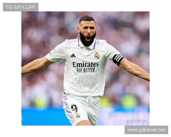 本泽马在皇马战术体系中的角色演变：从支点到核心