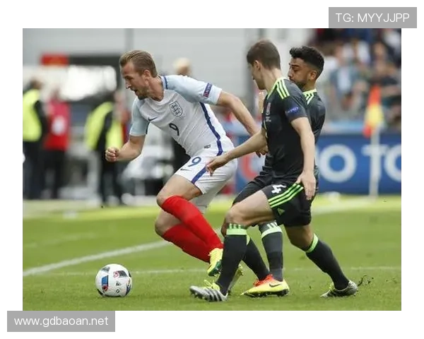 贝尼特斯战术体系解析：严密防守组织与持续提升的反击效率